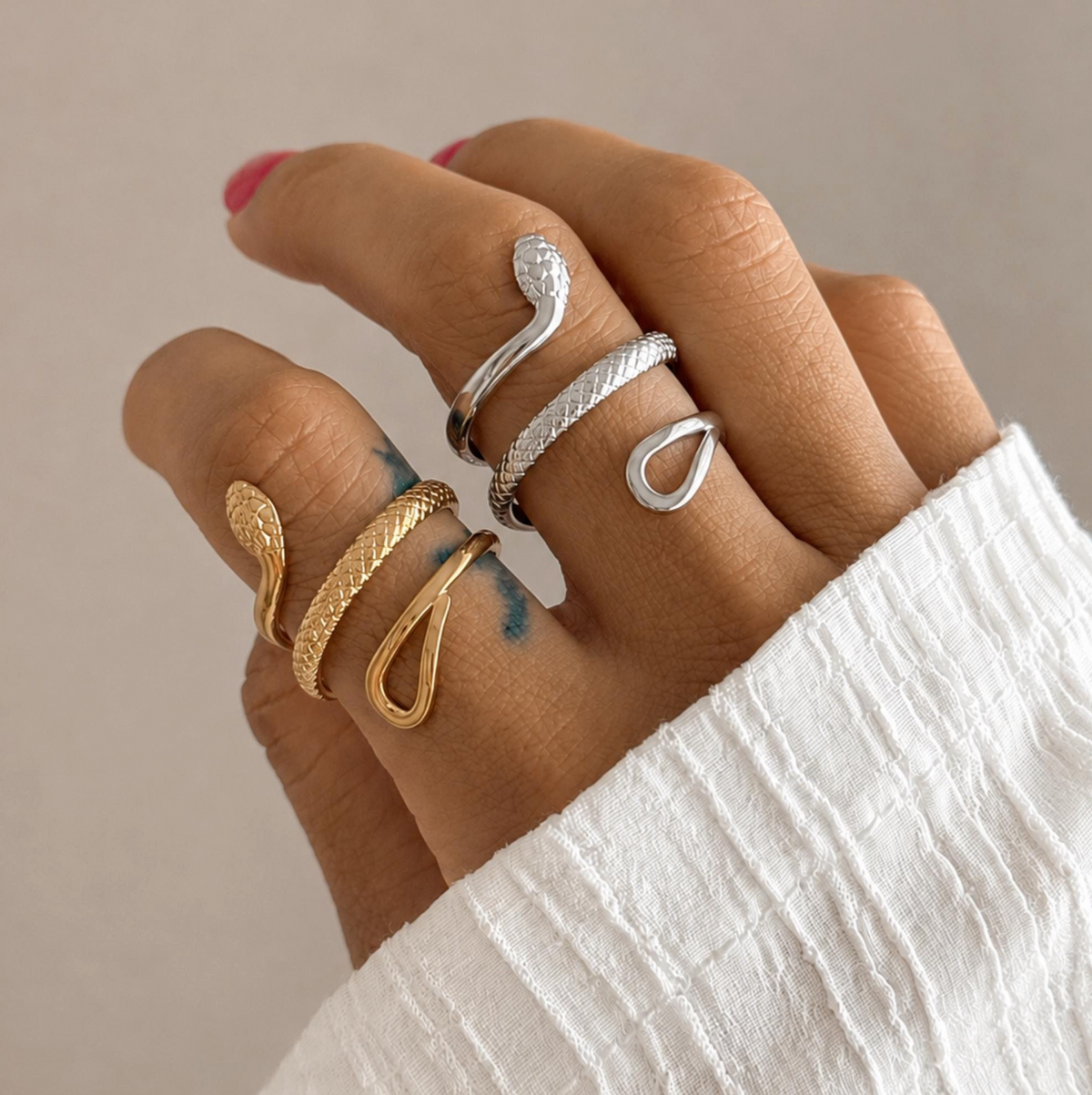 Snake Ring in gold and silver, worn on the fingers – Liv Aura
