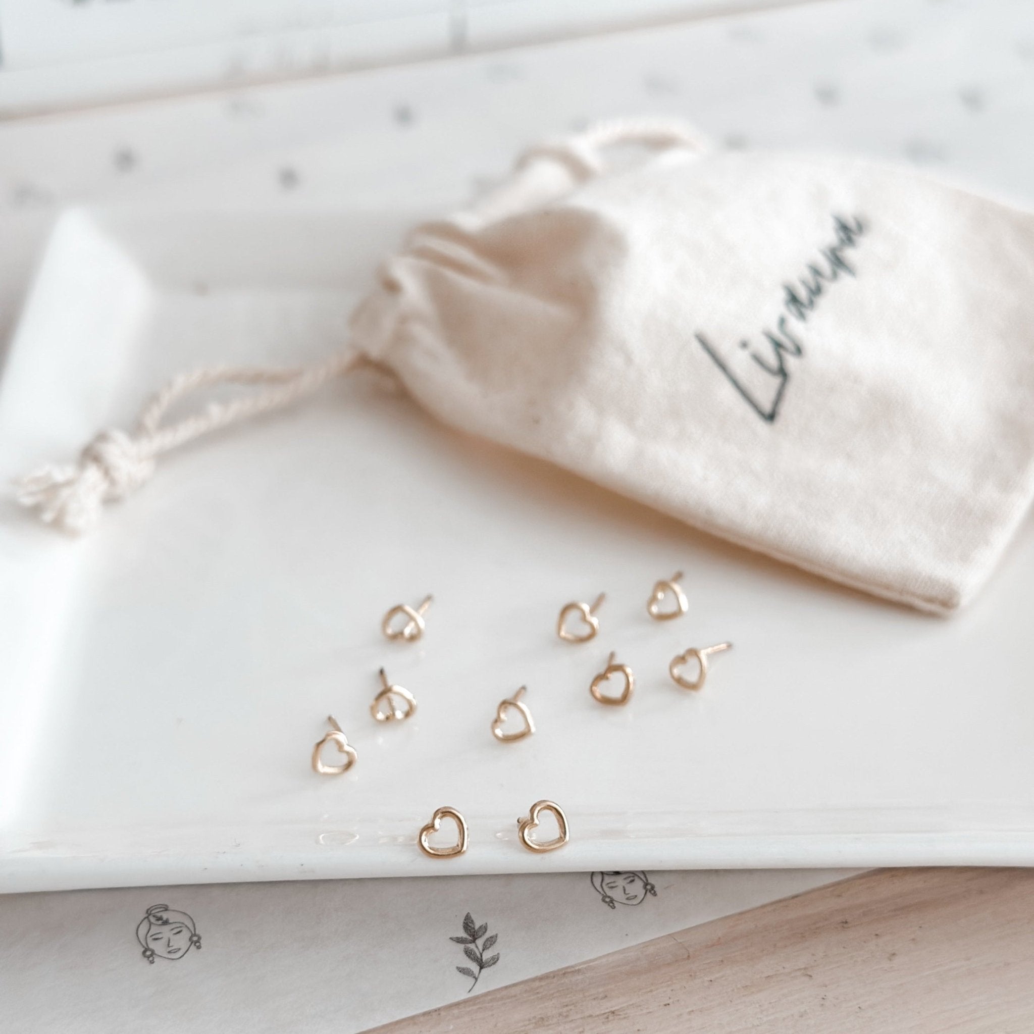 10k Gold Open Heart Stud Earrings - Liv.Aura Jewelry