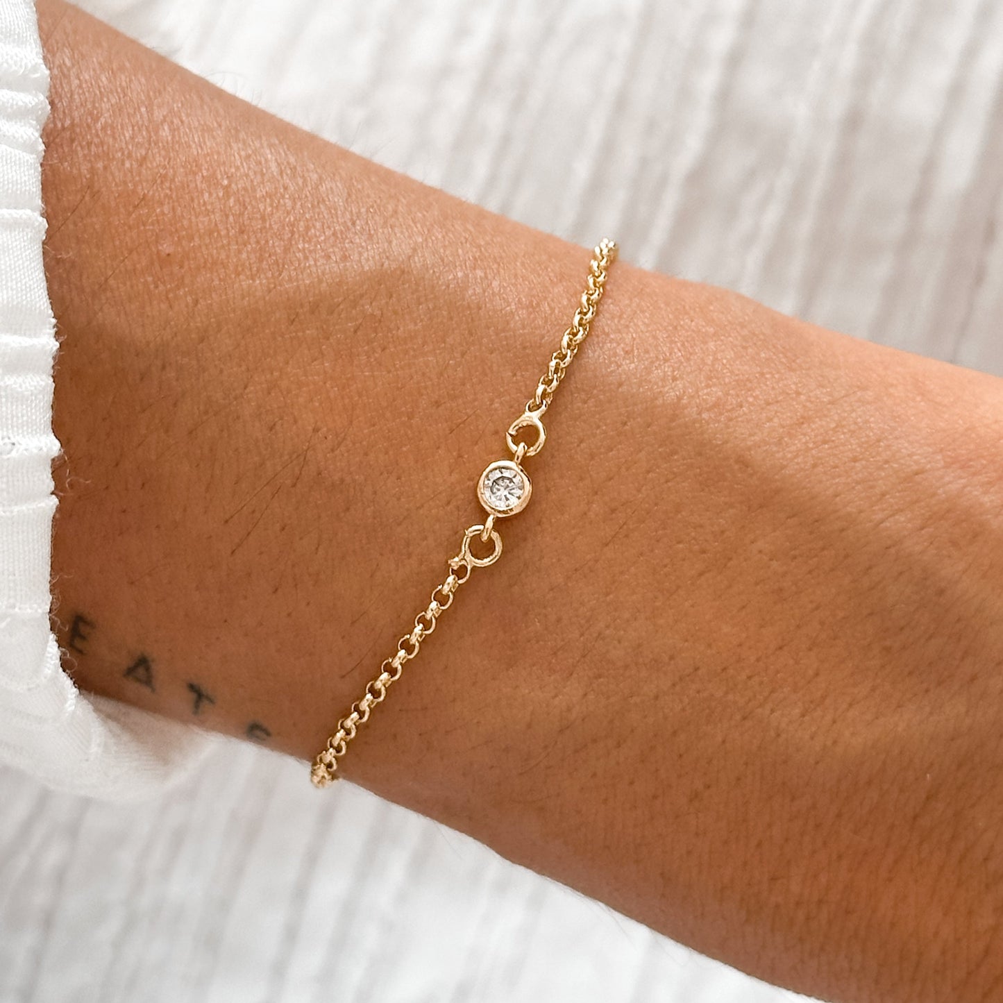 Solitaire Gold Bracelet Circle CZ