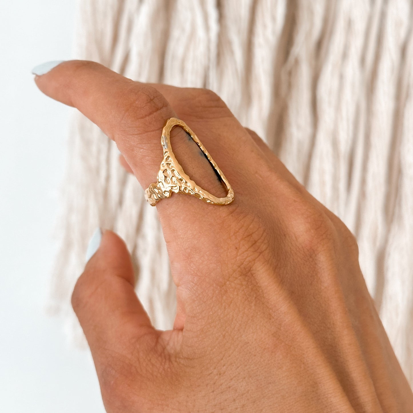 Minimalist Oval Open Ring 18K