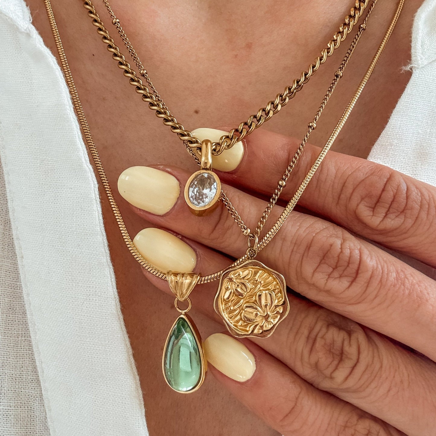Golden Bloom Pendant – Waterproof & Hypoallergenic 18K Gold Floral Necklace - Liv.Aura Jewelry