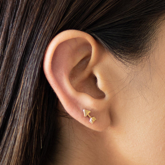 ear model wearing a arrow stud earring on the lobe part