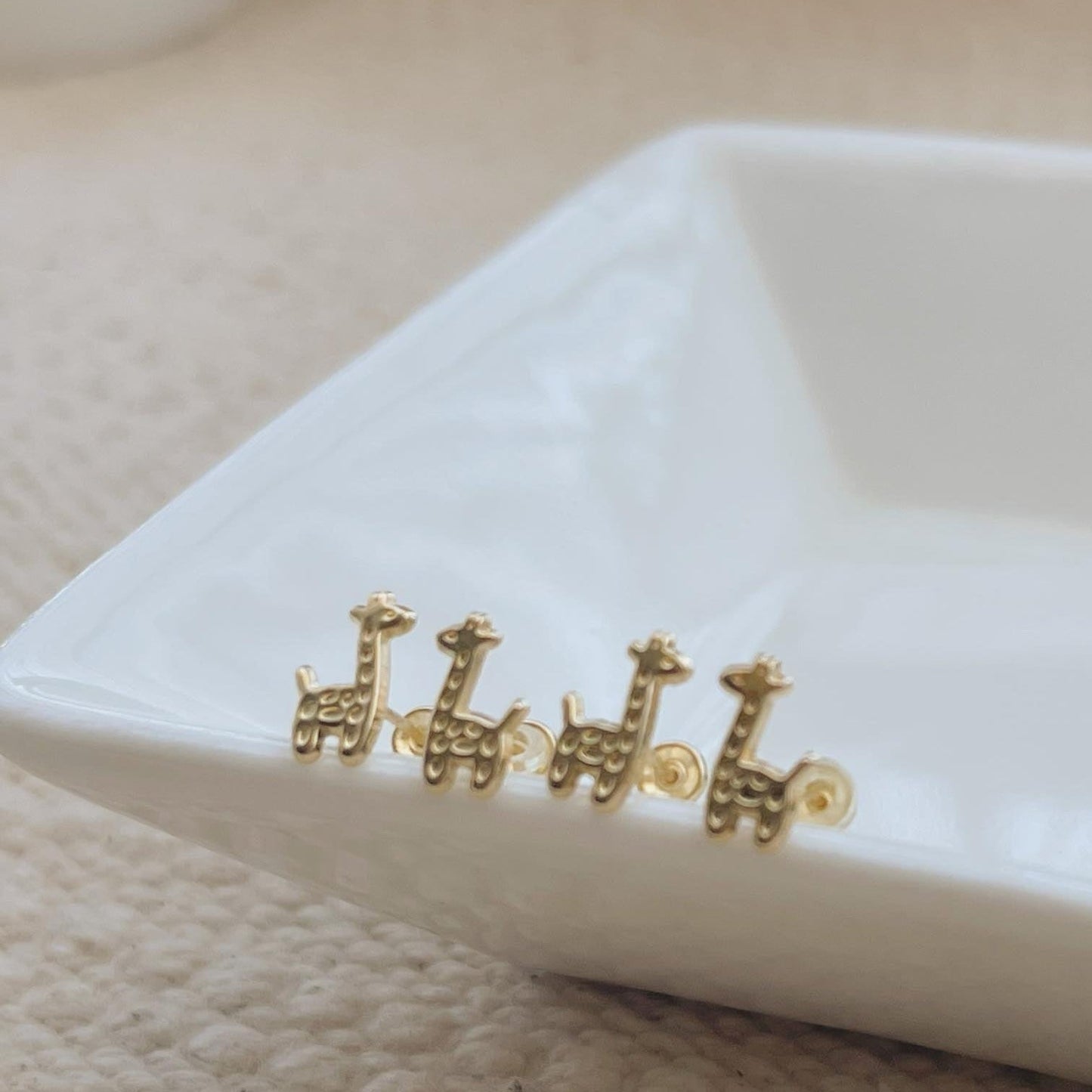 This giraffe stud earrings is perfect gift for animal lovers and it's hypoallergenic