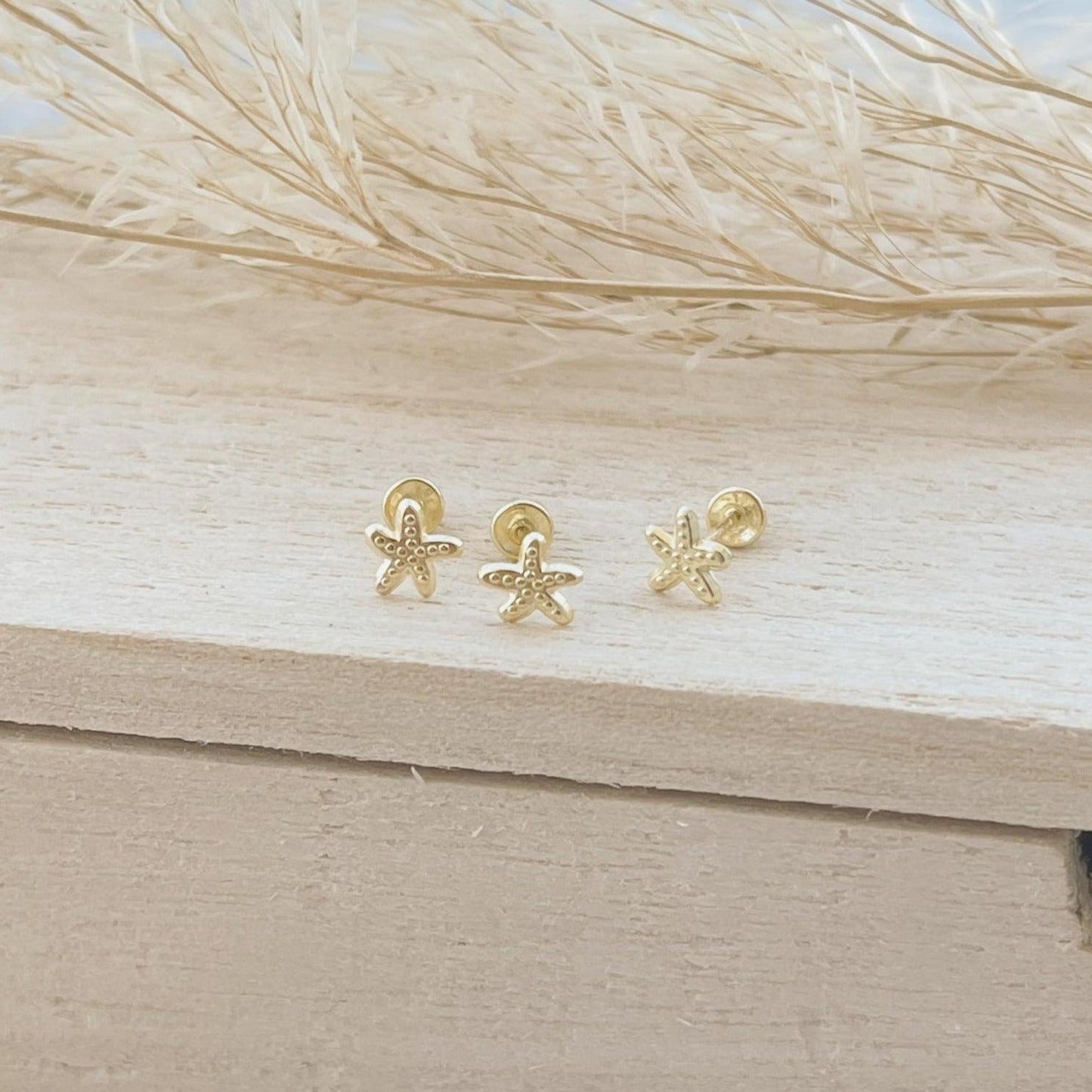 Load image into Gallery viewer, 10K Gold Sea Starfish Earrings - Liv.Aura Jewelry

