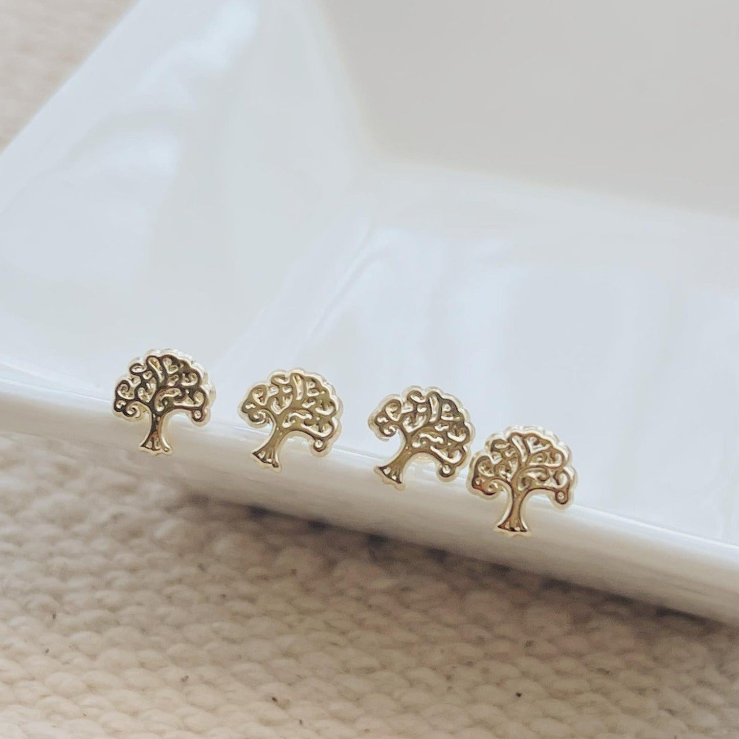 Our gold tree of life earrings are the perfect gift for her. These earrings are perfect for any occasion: christmas, valentines day, mother's day, birthday, anniversary or just because you love her.