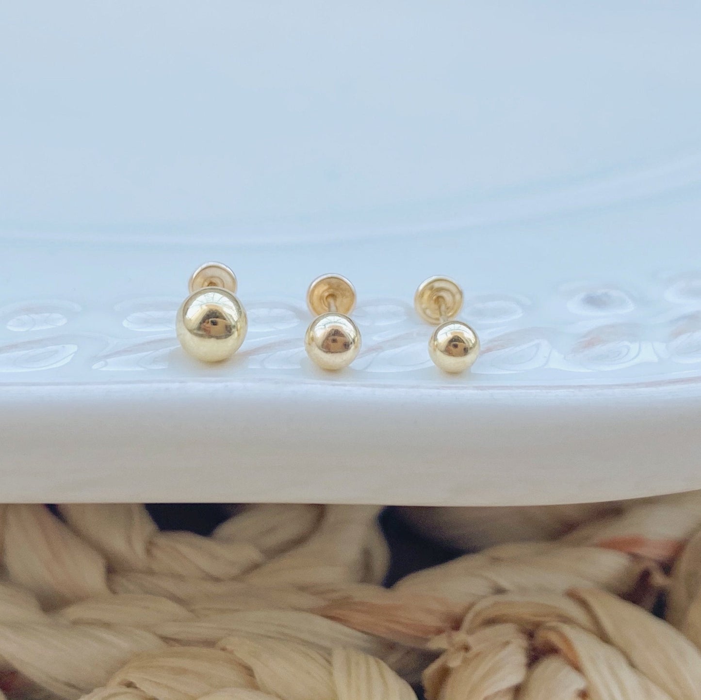 Load image into Gallery viewer, These little gold earrings are perfect to add a touch of sparkle to your everyday outfits. Available in sizes 2mm, 3mm or 4mm, they are the perfect companion for any outfit. The design is very simple: just a gold ball
