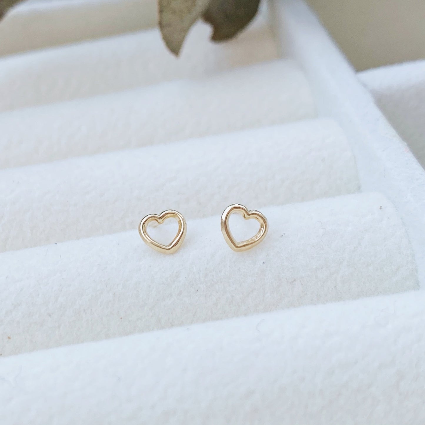 14K Heart Silhouette Stud Earrings - Liv.Aura Jewelry