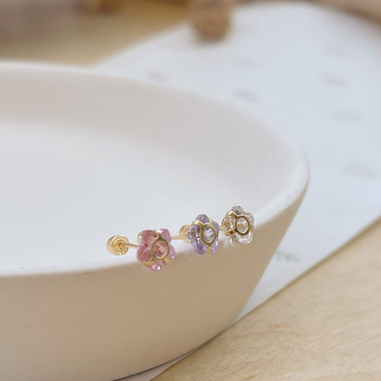 Load image into Gallery viewer, This 10K solid gold flower stud earrings is a great gift for girls and women.The tiny dainty flower design makes it more elegant and charming,perfect gift for your best friend or girlfriend
