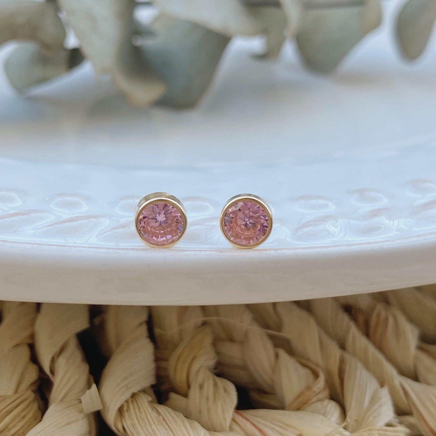 These 14k gold bezel studs with a screw-back are the perfect earrings for any occasion. Elegant and minimal in design, they are ideal as everyday earrings.